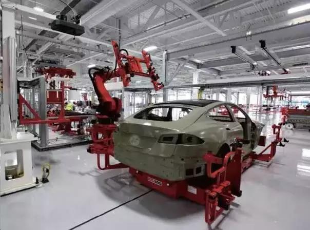 特斯拉的汽車裝配廠，全部由機(jī)器人操作