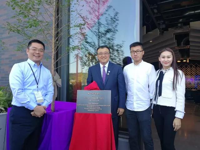 舒騁與清華大學(xué)副校長(zhǎng)楊斌教授（左二）