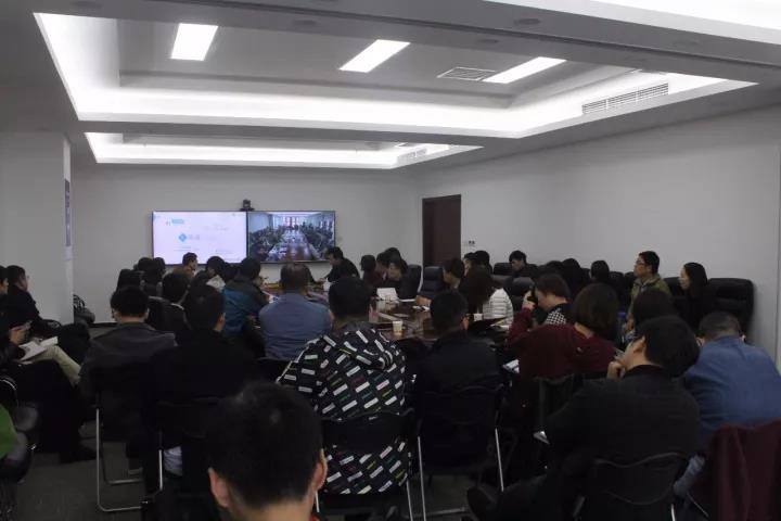 隨銳科技產(chǎn)品創(chuàng)新中心總監(jiān)盧春林為大家講解隨銳科技產(chǎn)品與服務(wù)